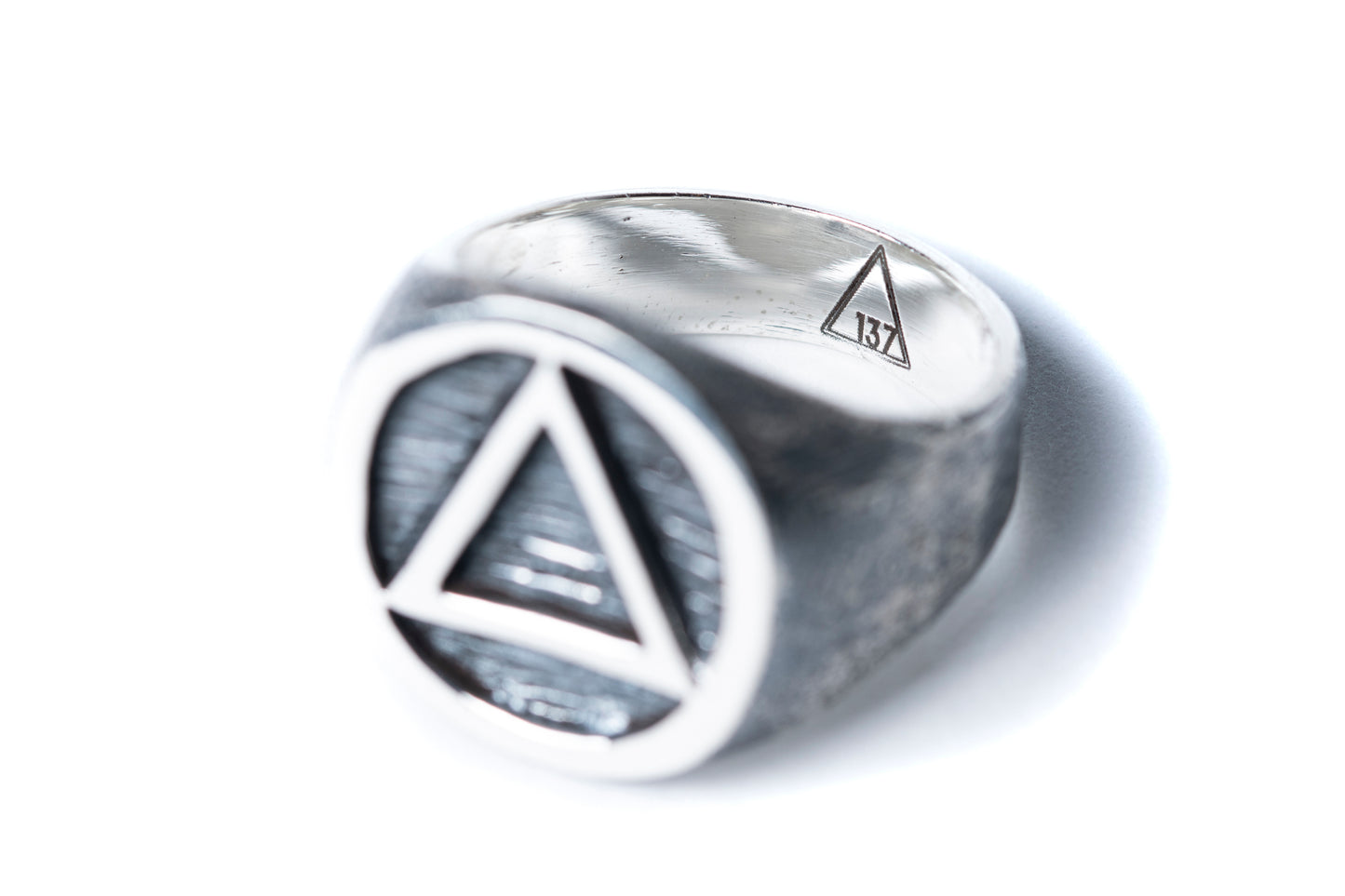 Anillo de sello triangular